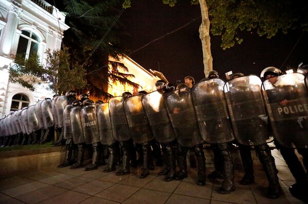 Policijski kordon razdvaja dve grupe demonstranata u Gruziji Policijski kordon razdvaja dve grupe demonstranata u Gruziji - Sputnik Srbija