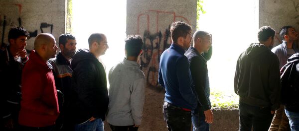 Мигранти у Бихаћу , у згради порушеној за време рата у Босни - Sputnik Србија