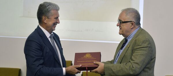 Generalni direktor Ruske nacionalne biblioteke iz Sankt Peterburgauručio je u Svečanoj sali SANU elektronsku kolekciju srpskih srednjovekovnih rukopisa i knjiga akademiku Vladimiru S. Kostiću, predsedniku SANU Generalni direktor Ruske nacionalne biblioteke iz Sankt Peterburgauručio je u Svečanoj sali SANU elektronsku kolekciju srpskih srednjovekovnih rukopisa i knjiga akademiku Vladimiru S. Kostiću, predsedniku SANU - Sputnik Srbija