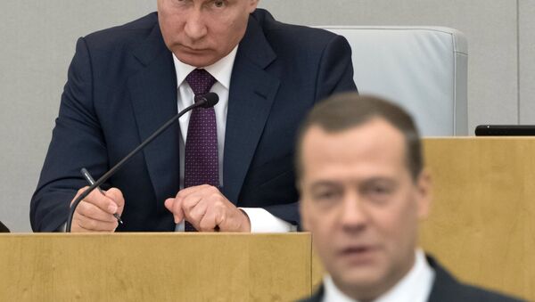 Vladimir Putin i Dmitrij Medvedev u parlamentu - Sputnik Srbija