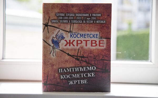 Плакета коју је добила редакција српског Спутњика за извештавање о страдањима Срба на Косову и Метохији. - Sputnik Србија