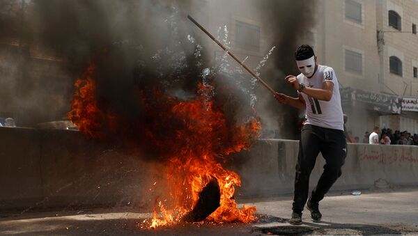 Палестински домонстарнт у граду Рамали током протеста против амбасаде Сједињених Држава у Јерусалиму - Sputnik Србија