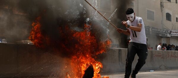 Палестински домонстарнт у граду Рамали током протеста против амбасаде Сједињених Држава у Јерусалиму - Sputnik Србија