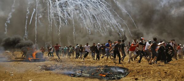 Palestinci trče da se sakriju od suzavca tokom sukoba sa izraelskim snagama bezbednosti na granici Izraela i Pojasa Gaze Palestinci trče da se sakriju od suzavca tokom sukoba sa izraelskim snagama bezbednosti na granici Izraela i Pojasa Gaze - Sputnik Srbija