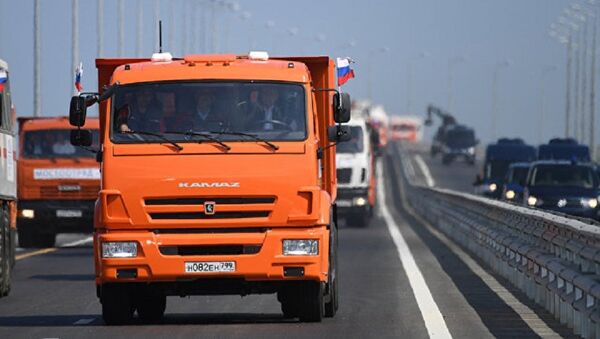 Владимир Путин вози Камаз преко Кримског моста - Sputnik Србија