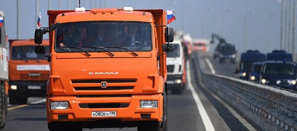 Владимир Путин вози Камаз преко Кримског моста - Sputnik Србија
