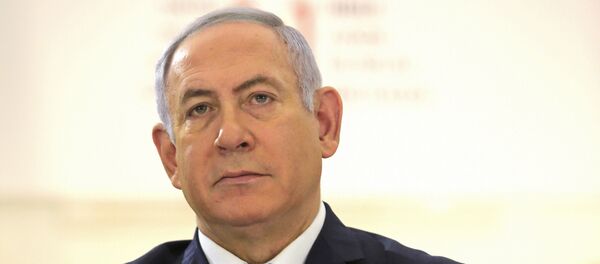 Izraelski premijer Benjamin Netanijahu stoji iza menore na obeležavanju Dana Jerusalima - Sputnik Srbija