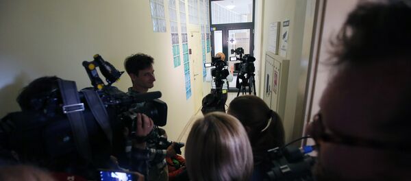 Новинари редакције РИА Новости Украјина у Кијеву током претреса Службе безбедности Украјине - Sputnik Србија