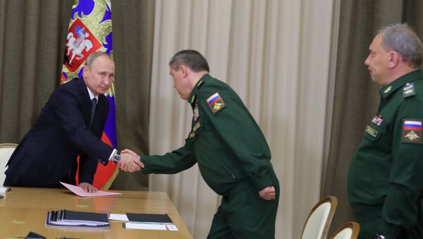Председник Русије Владимир Путин током састанка са војним званичницима - Sputnik Србија