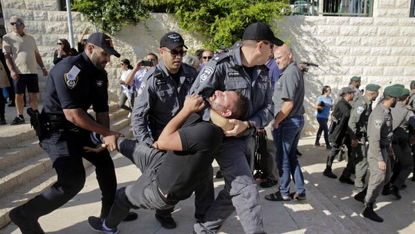 Pripadnici izraelske policije pritvaraju demonstranta na protestu ispred američke ambasade u Jerusalimu - Sputnik Srbija