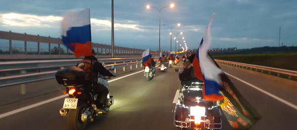 Руске заставе, ноћни вукови и Захарова: Спектакуларно отварање Кримског моста (видео) - Sputnik Србија