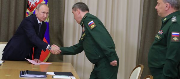 Руски председник Владимир Путин и начелник Генералштаба Валериј Герасимов - Sputnik Србија