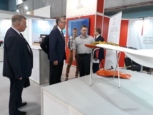 Ambasador Rusije Aleksandar Čeputin obilazi štand ruske kompanije Gama robotiks na Poljoprivrednom sajmu u Novom Sadu Ambasador Rusije Aleksandar Čeputin obilazi štand ruske kompanije Gama robotiks na Poljoprivrednom sajmu u Novom Sadu - Sputnik Srbija