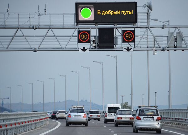 Puštanje u rad drumskog saobraćaja preko Krimskog mosta Puštanje u rad drumskog saobraćaja preko Krimskog mosta - Sputnik Srbija
