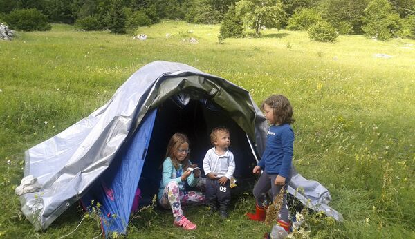 У потрагу за изгубљеним рајем уметник увек одлази са породицом. У потрагу за изгубљеним рајем уметник увек одлази са породицом. - Sputnik Србија