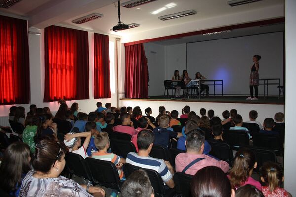 Театар Гето наступа по основним и средњим школама на Косову и Метохији, али и Домовима културе. Представе су увек изузетно посећене. - Sputnik Србија