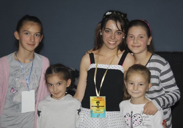 Задовољне глумице театра Гето после премијере. - Sputnik Србија