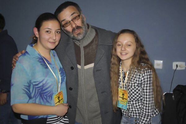 Редитељ и оснивач театра Гето Зоран Ристић са младим глумицама. - Sputnik Србија