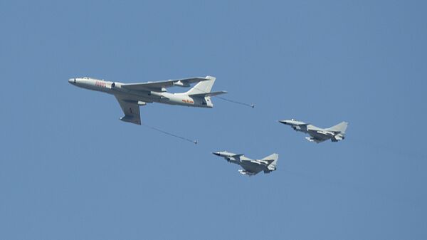 Kineski bombarder H-6 u pratnji lovaca J-10 - Sputnik Srbija
