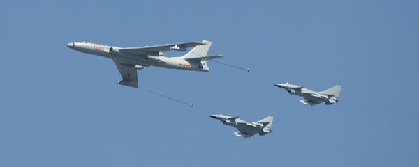 Кинески бомбардер Х-6 у пратњи ловаца Ј-10 - Sputnik Србија