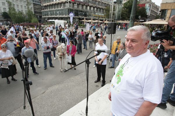 Професор Миладин Шеварлић на протесту на Тргу Републике - Sputnik Србија