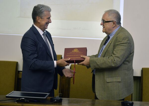 Директор Руске националне библиотеке Александар Вислиј предаје поклон председнику САНУ Владимиру Костићу Директор Руске националне библиотеке Александар Вислиј предаје поклон председнику САНУ Владимиру Костићу - Sputnik Србија