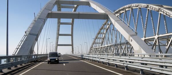 Аутомобили прелазе Кримски мост Аутомобили прелазе Кримски мост - Sputnik Србија