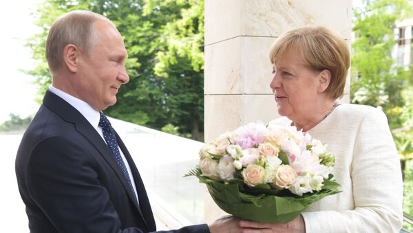 Predsednik Rusije Vladimir Putin i nemačka kancelarka Angela Merkel pre sastanka u Sočiju - Sputnik Srbija