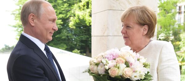 Председник Русије Владимир Путин и немачка канцеларка Ангела Меркел пре састанка у Сочију - Sputnik Србија