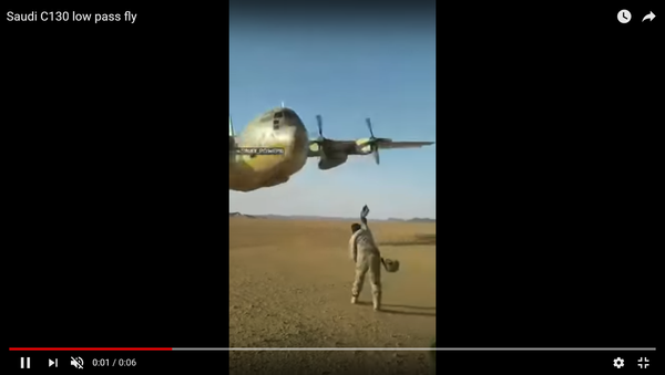 Само у Јемену: Војник марамом покушава да дохвати авион у лету (видео) - Sputnik Србија