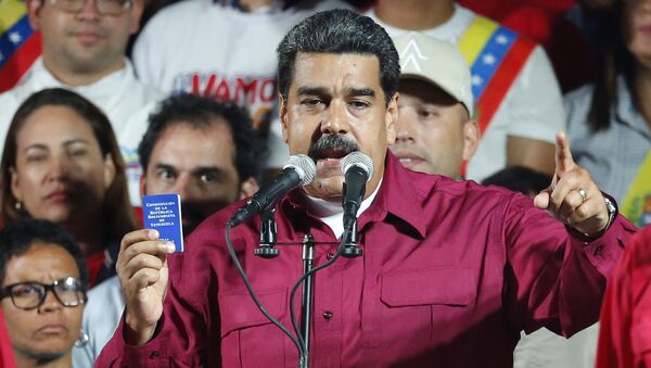 Predsednik Venecuele Nikolas Maduro drži primerak Ustava dok se obraća pristalicama u Karakasu - Sputnik Srbija