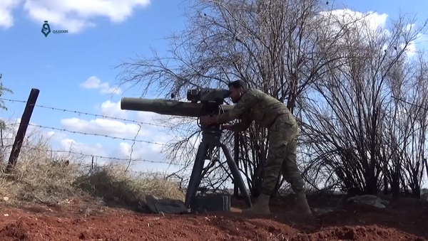Pripadnik Vojske slave lansira raketu iz prenosivog protivtenkovskog sistema na položaje sirijske vojske - Sputnik Srbija