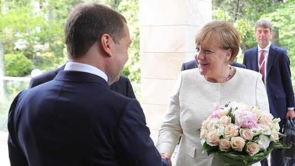 Predsednik Rusije Vladimir Putin, premijer Dmitrij Medvedev i nemačka kancelarka Angela Merkel pre sastanka u Sočiju - Sputnik Srbija