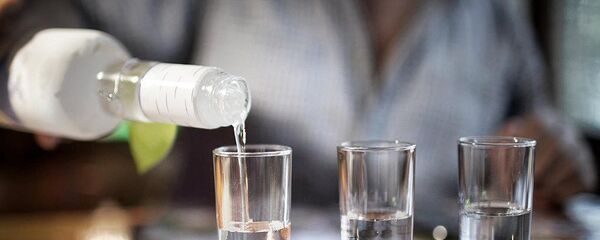 Točenje alkoholnog pića - Sputnik Srbija