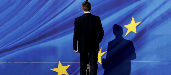 Čovek ide ka zastavi EU u Briselu - Sputnik Srbija