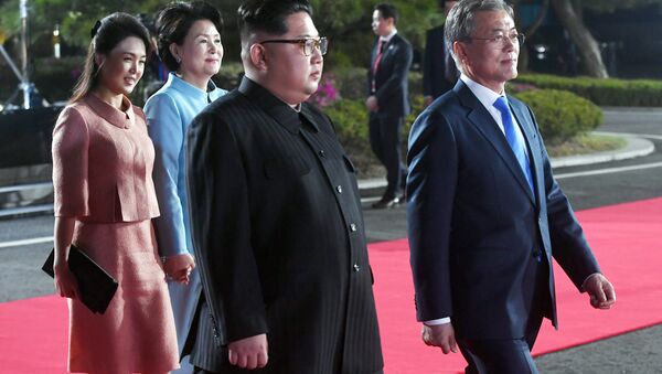 Lideri Severne i Južne Koreje, Mun Džae In i Kim Džong Un na sastanku u Panmundžomu - Sputnik Srbija