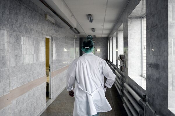 Непрекидна дежурства у „Лази Лазаревићу“: Више од 1.000 позива СОС линији за психолошке савете Непрекидна дежурства у „Лази Лазаревићу“: Више од 1.000 позива СОС линији за психолошке савете - Sputnik Србија