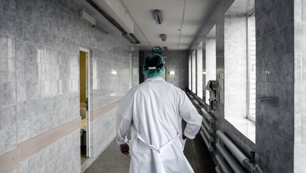 Хирург пре почетка операције у болници у Великом Новгороду - Sputnik Србија