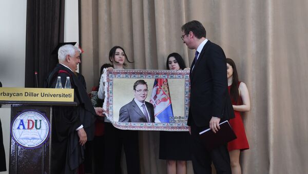 Predsednik Srbije Aleksandar Vučić prima poklon od studenata iz Azerbejdžana - Sputnik Srbija