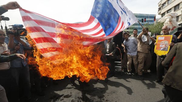 Iranci pale zastavu Amerike - Sputnik Srbija