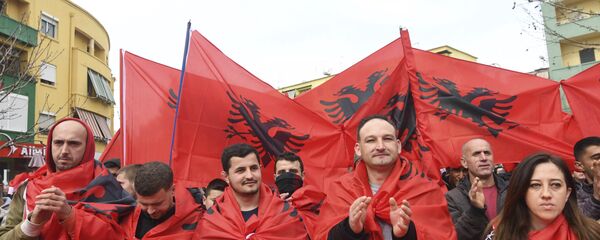 Албаници са застава - Sputnik Србија