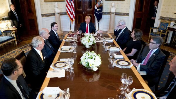 Председник САД са сарадницима у Белој кући у Вашингтону. - Sputnik Србија