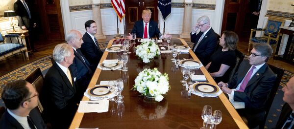 Predsednik SAD sa saradnicima u Beloj kući u Vašingtonu. - Sputnik Srbija