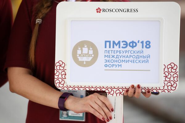 Vodeći ruski i strani političari, naučnici, ugledni eksperti, šefovi kompanija i poslovnih udruženja, investitori, predstavnici medija i javnog života razgovaraće o ključnim pitanjima stanja svetske ekonomije i njenim perspektivama. Vodeći ruski i strani političari, naučnici, ugledni eksperti, šefovi kompanija i poslovnih udruženja, investitori, predstavnici medija i javnog života razgovaraće o ključnim pitanjima stanja svetske ekonomije i njenim perspektivama. - Sputnik Srbija