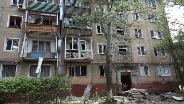 Зграда уништена у гранатирању украјинске војске насеља у Донбасу - Sputnik Србија