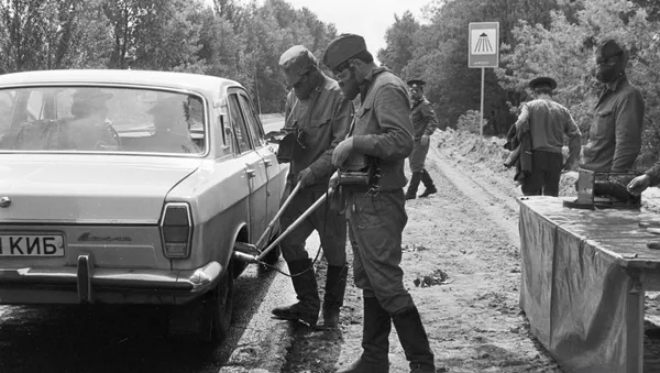 Мерење радијације дозиметром у Чернобиљу. - Sputnik Србија