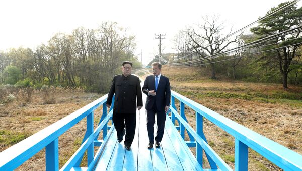 Лидери Северне и Јужне Кореје Ким Џонг Ун и Мун Џае Ин - Sputnik Србија