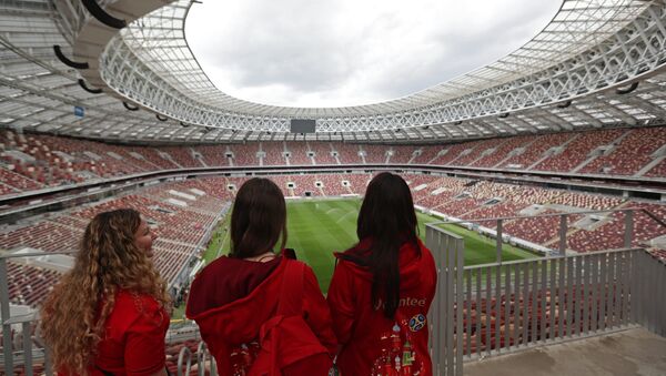Volonterke na stadionu Lužnjiki u Moskvi - Sputnik Srbija