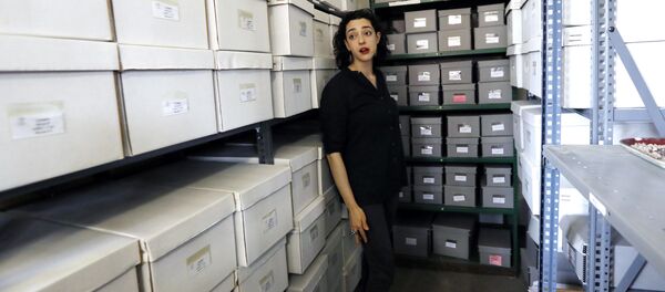 Антрополог у складишту Универзитетета Мисисипија у Џексону у којем су похрањени посмртни остаци 66 откопаних тела - Sputnik Србија