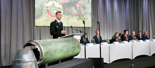 Начелник Одељења за истрагу Националне полиције Холандије Вилберт Паулисен представља резултате истраге пада авиона на лету МХ17 Начелник Одељења за истрагу Националне полиције Холандије Вилберт Паулисен представља резултате истраге пада авиона на лету МХ17 - Sputnik Србија